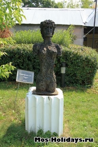 Скульптура “Торс”.