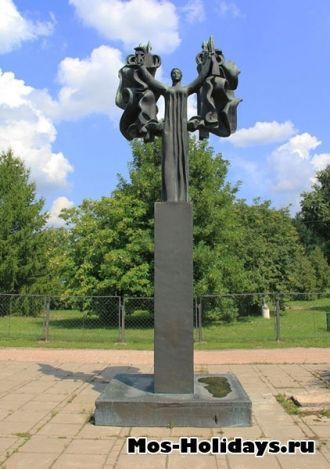 Скульптура “Молодая Россия”.