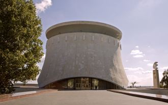 Здание панорамы имеет форму гиперболоида