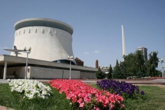 На создание живописного полотна потребов