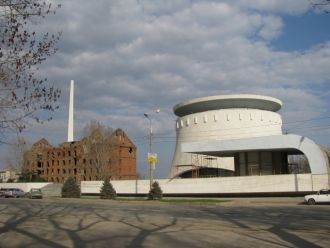 Размеры полотна: длина – 120 м, высота –