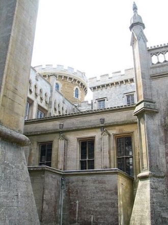 Стены особняка выкрашены в кремовый и ор