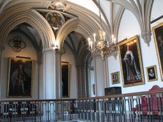 Внутри замка чувствуется атмосфера богат