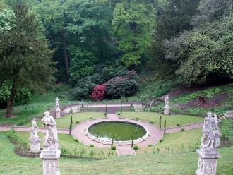 Парк, разбитый вокруг особняка. Здесь пр