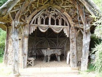 Беседка в парке замка.