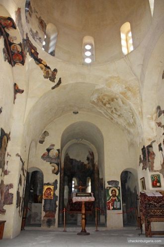 Двухэтажный прямоугольный короб венчает 