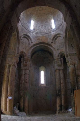 Внутренние стены церкви вырублены из нат