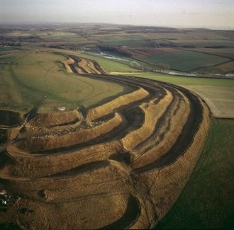 Перед воротами находилось много жилищ, р