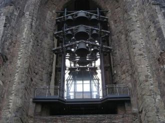 В нижней части башни находится карильон 