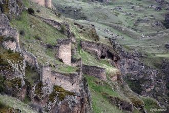 В замке есть два водосборника в виде глу