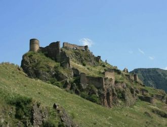 В стенах громадной постройки различаются