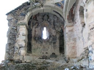 На восточном отвесном склоне — развалины