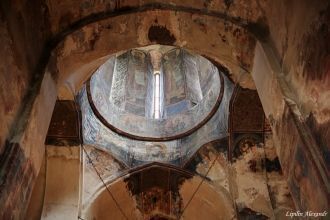 Купол храма лежит на углах алтарной апси