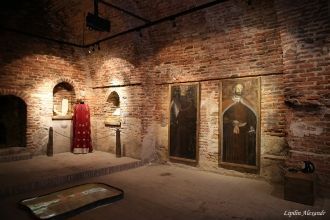 Выставочный зал. Стены украшены серией п