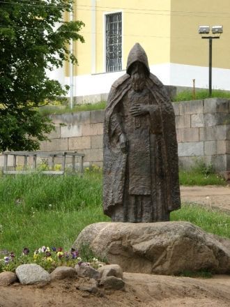 Памятник Нилу Столобенскому в Нило-Столо