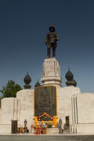Главный вход в парк Лумпини находится на