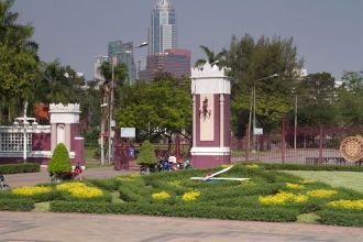 Пройти в Люмпини можно через четыре вход