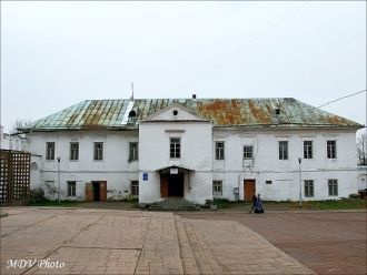 Вплотную к стене находится дом присутств