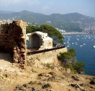 Неподалеку от Старого города  можно увид