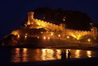 Крепость Вила-Велья вечером.