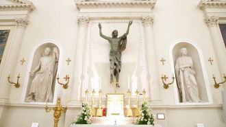 С тяготением к античным образцам, стройн