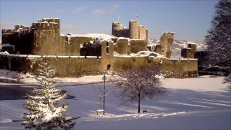 Замок Кайрфилли зимой.