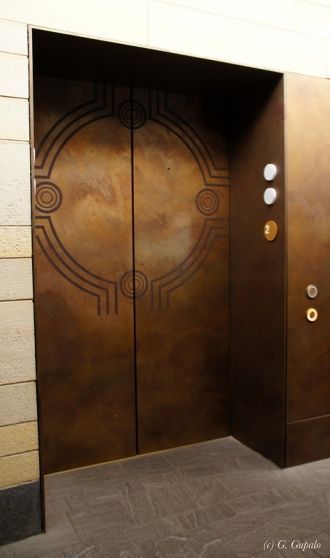 Даже лифты украшены индейскими рисунками