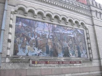 Оба крыла главного фасада украшают мозаи