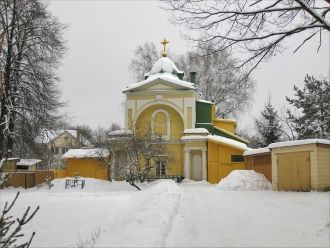 Позади церкви — две постройки: колокольн