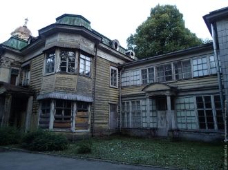 Ось симметрии здания подчёркнута фронтон