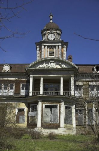 Башня — бельведер с курантами (вернее их