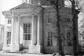 Последней владелицей усадьбы стала Э.М.Б