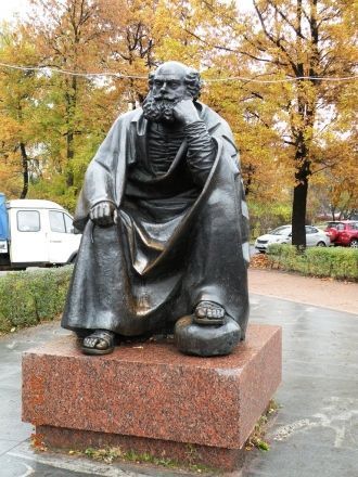 Бородатый старец, задумчиво взирающий на