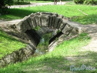 В самом парке много интересных скульптур