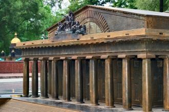 Основу композиции здесь составляла аллея