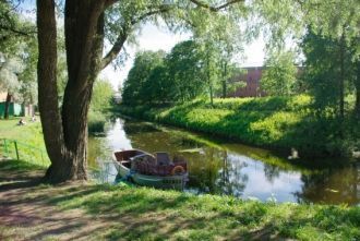 В парке выкопано несколько небольших пру