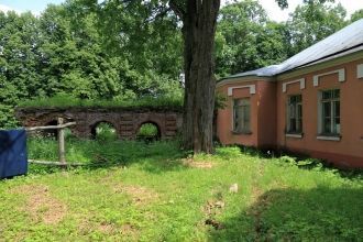 К главному дому примыкают два флигеля. В