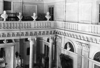 Два двухсветных зала и комнаты внутри до