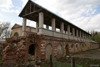 Сохранилось немало монументальных строен