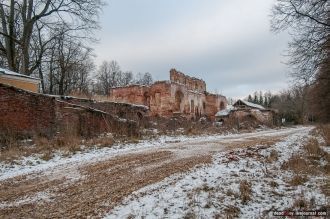 Планировка ансамбля основана на двух вза
