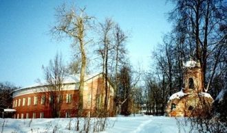 Двор обрамлен двумя полукруглыми корпуса