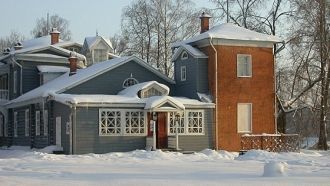 Снаружи, с южной и северной сторон, ей с