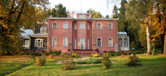 Всё строение - деревянное, из вертикальн