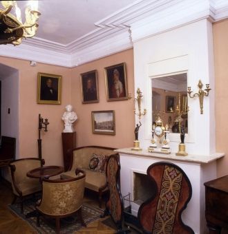 Внутри зала разделена на три части. В ве