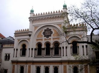Испанская синагога. Находится чуть дальш
