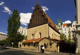 В сквере стоит статуя Моисея, а в самой 
