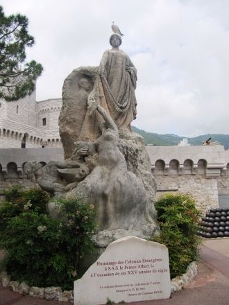 Памятник у входа на Дворцовую площадь по