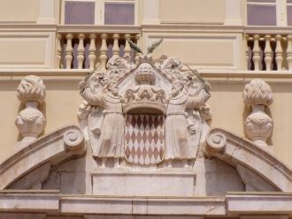 Княжеский дворец в Монако. Портал над вх