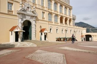 Княжеский дворец в Монако. Вход во дворе