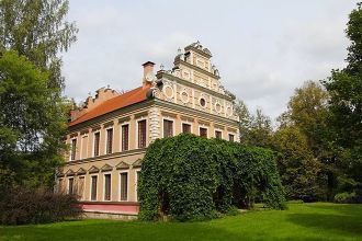 Живописный голландский домик с декоратив